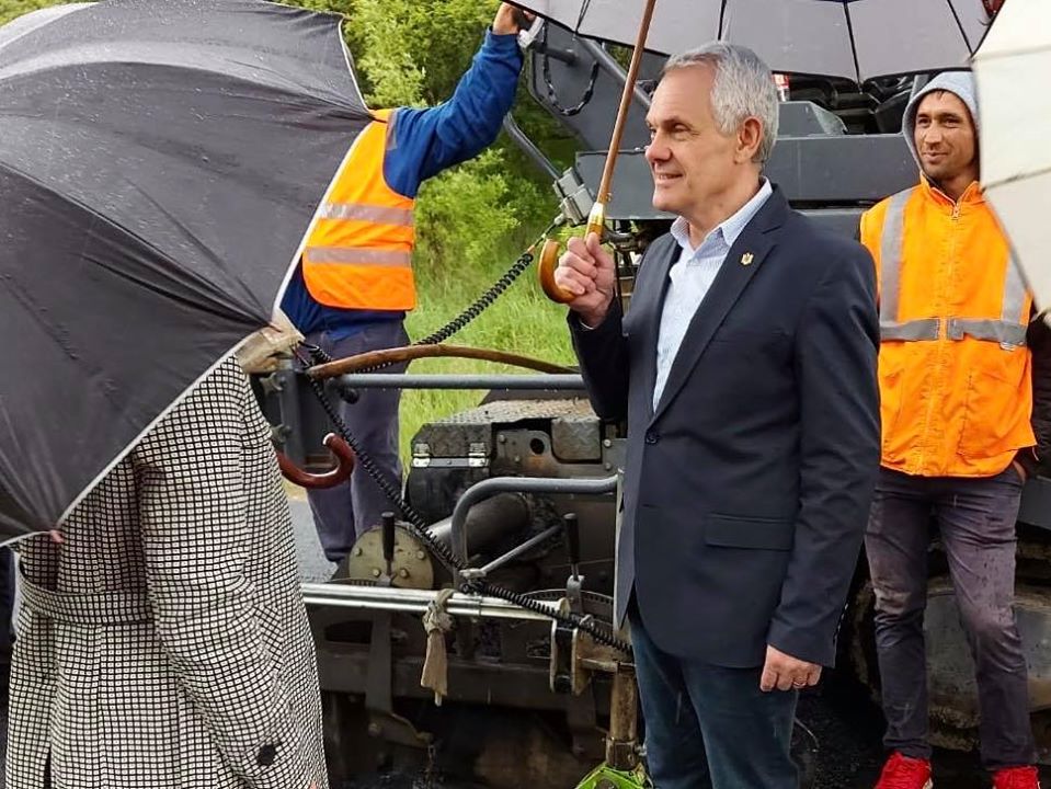 Preşedintele CJ şi prefectul Sibiu, criticaţi după ce s-au fotografiat pe un drum care era asfaltat pe ploaie Preşedintele CJ şi prefectul Sibiu, criticaţi după ce s-au fotografiat pe un drum care era asfaltat pe ploaie