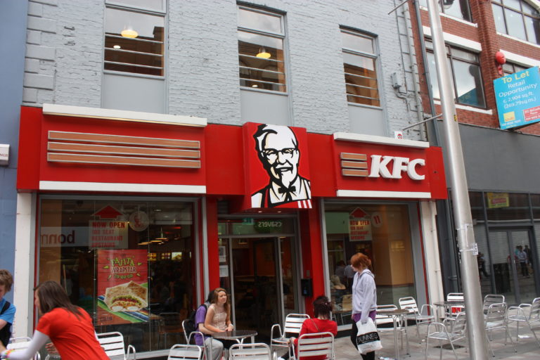 În Japonia, este tradiție de Crăciun să mănânci de la KFC / Cum s-a ajuns la asta și cum se desfășoară tutul?