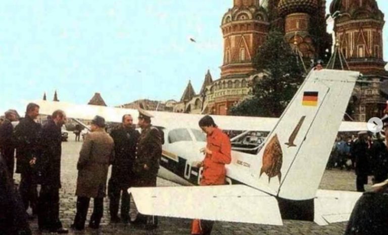 Astăzi în istorie: Mathias Rust, aviator german amator de doar 18 ani, ridiculizează Uniunea Soviectică