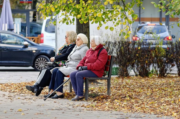 Persoanele cu vârste de peste 65 de ani, cele mai afectate de COVID-19 / Măsurile UE