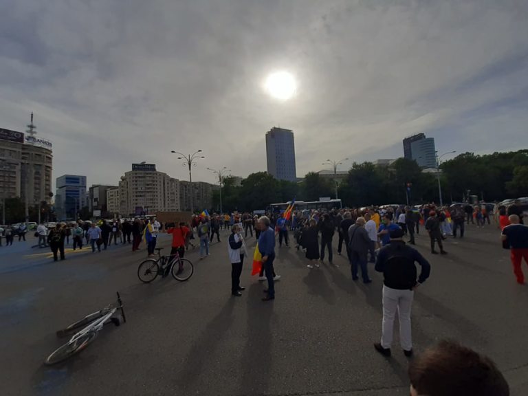 Primul protest din Piața Victoriei după ”relaxare” / ”Ni s-au încălcat drepturile și libertățile”