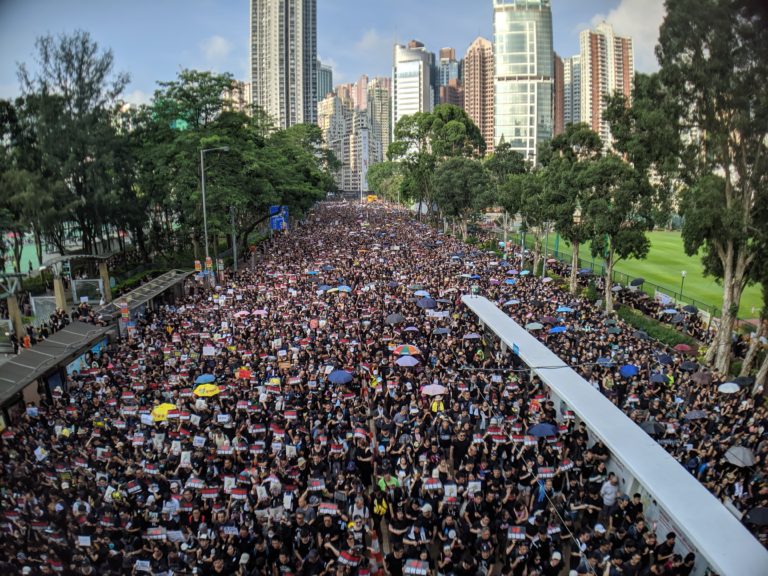 Noi proteste în Hong Kong / Poliția arestează protestatarii și folosește sprayuri cu piper