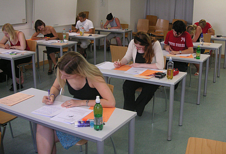 București: Mai puțin de un sfert dintre elevii de clasele a VIII-a, a XII-a și a XIII-a au anunţat că vin în școli la pregătirea pentru examene