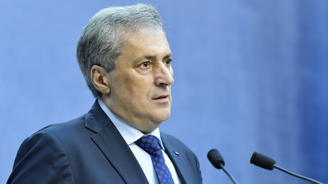 Ministrul Vela, hărțuit de un senator PSD în timpul vizitei la inundații Ministrul Vela, hărțuit de un senator PSD în timpul vizitei la inundații