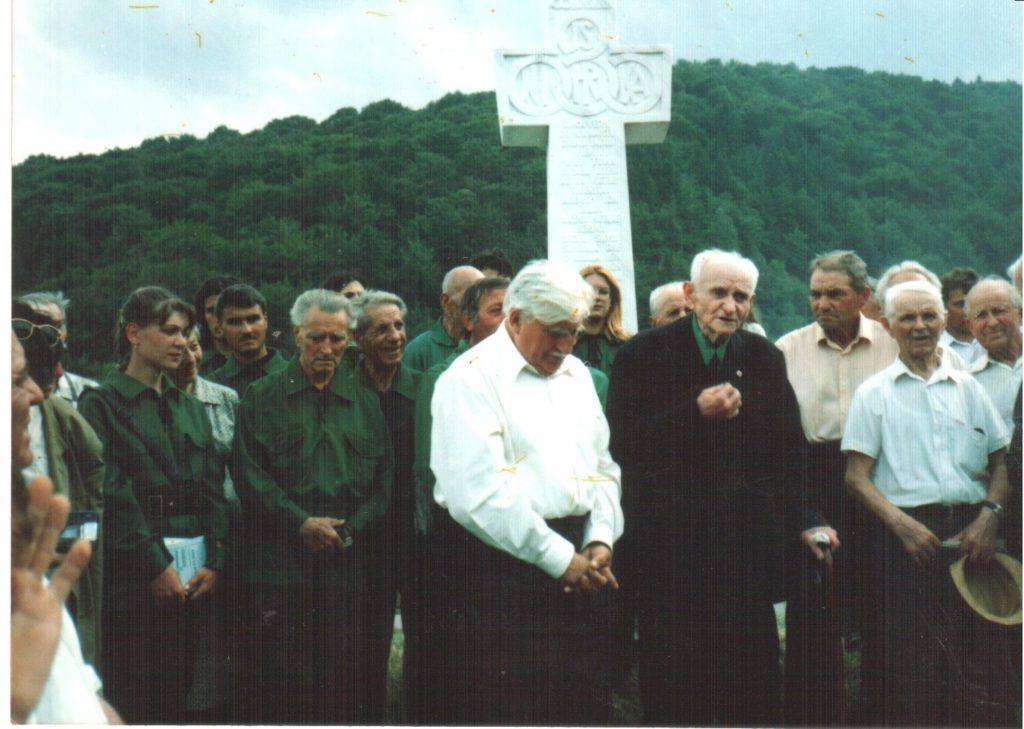 Ion Gavrilă Ogoranu și Olimpiu Borzea la comemorarea partizanilor făgărășeni, iulie 1988. Sursa: Fundația Ion Gavrilă Ogoranu