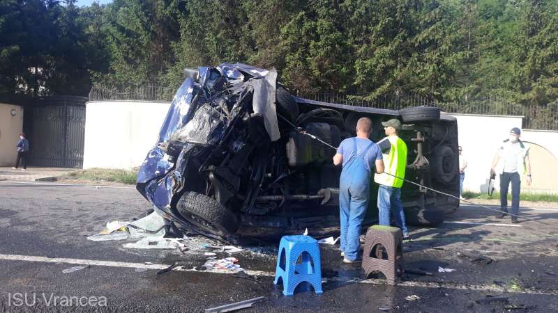 Accident grav în Vrancea: 2 persoane au murit și alte 11 sunt grav rănite Accident grav în Vrancea: 2 persoane au murit și alte 11 sunt grav rănite