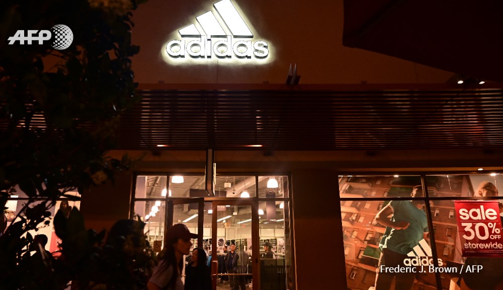 Adidas promite că 30% din noii angajați din Statele Unite vor fi afro-americani sau latino-americani Adidas promite că 30% din noii angajați din Statele Unite vor fi afro-americani sau latino-americani