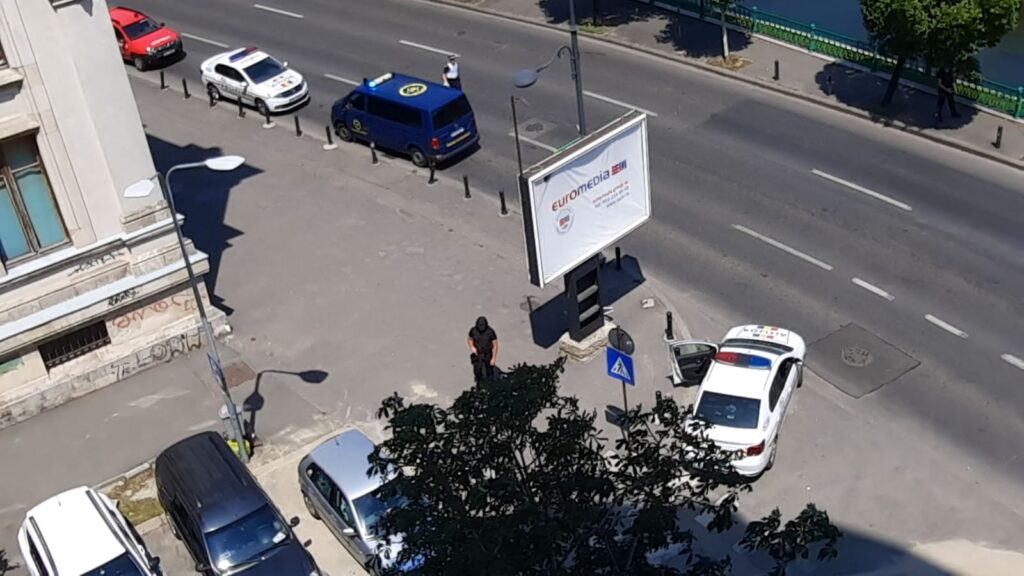 FOTO Alertă cu bombă la Curtea de Apel din Capitală / Trafic blocat în zonă FOTO Alertă cu bombă la Curtea de Apel din Capitală / Trafic blocat în zonă
