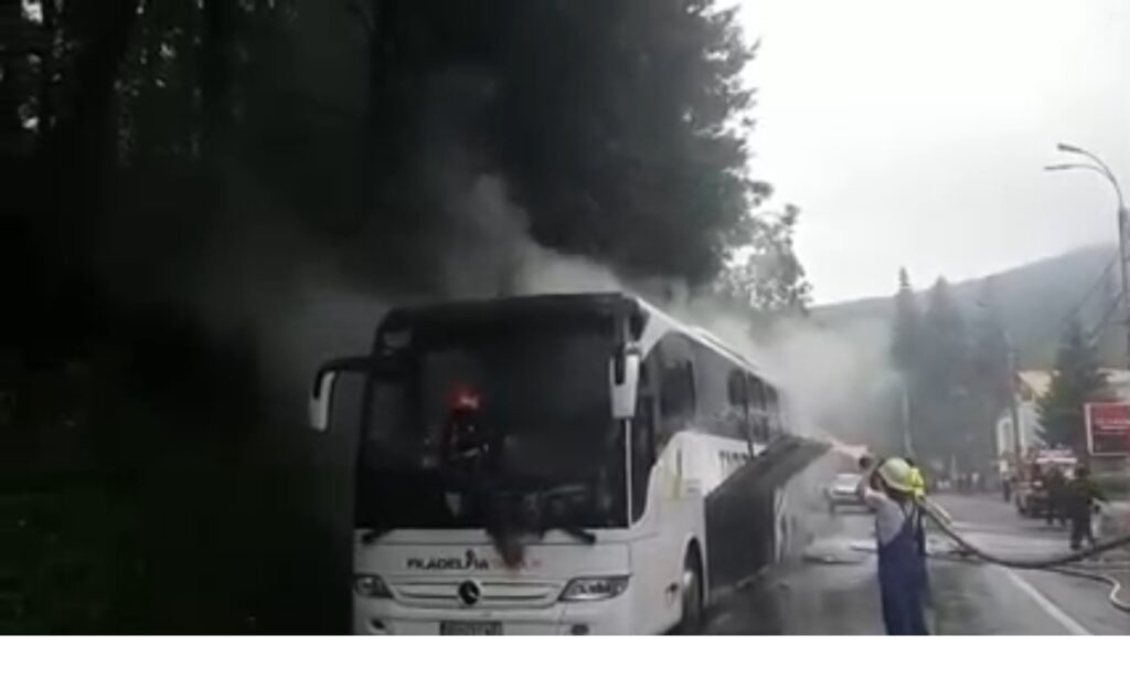 Un autocar cu 46 de persoane a luat foc pe DN1 Un autocar cu 46 de persoane a luat foc pe DN1