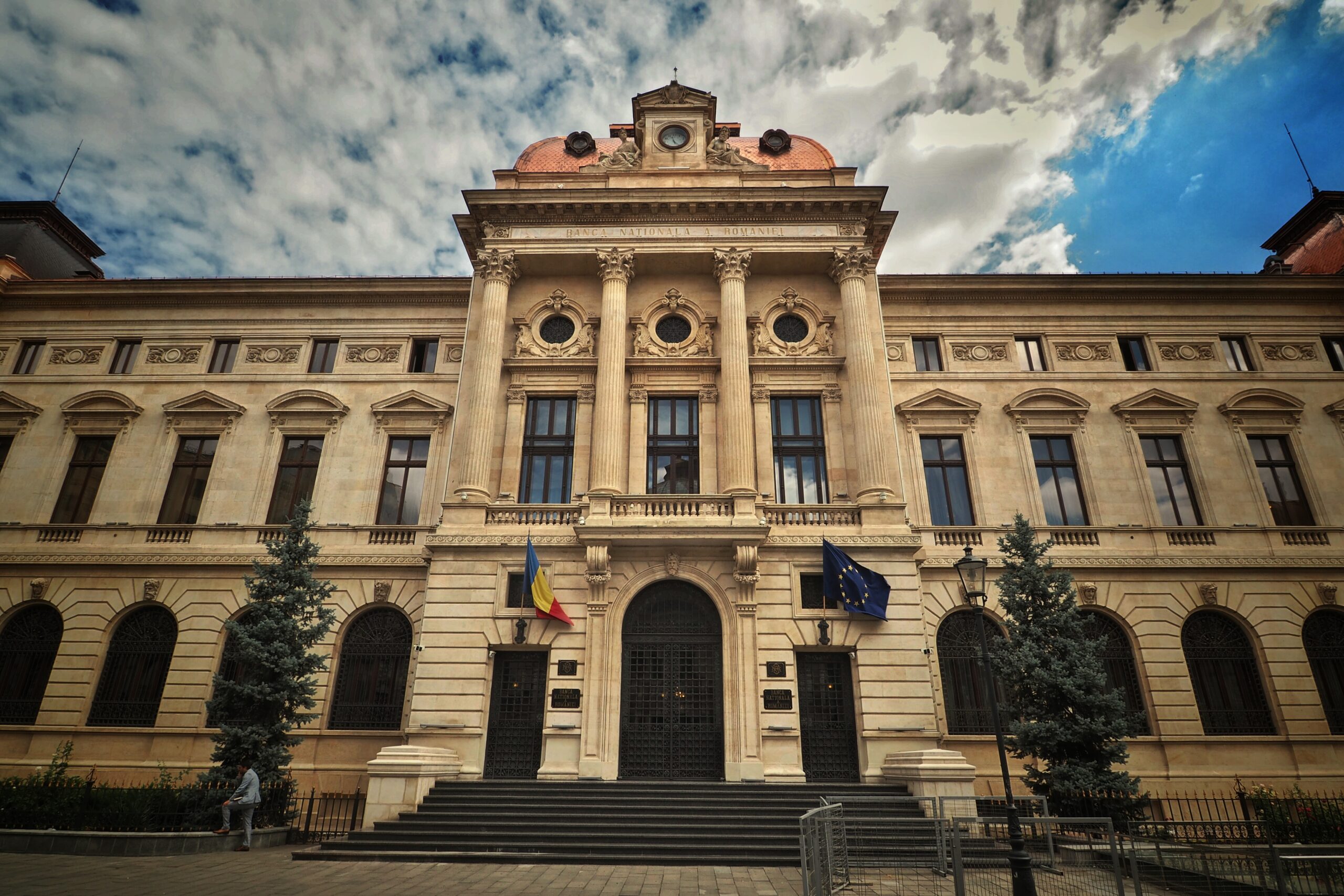 Restructurarea sistemului bancar continuă
