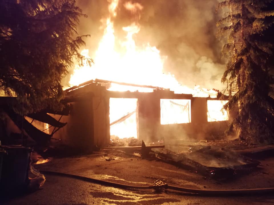 Cea mai veche cabană din partea de vest a Văii Jiului, Hunedoara, distrusă de un incendiu Cea mai veche cabană din partea de vest a Văii Jiului, Hunedoara, distrusă de un incendiu