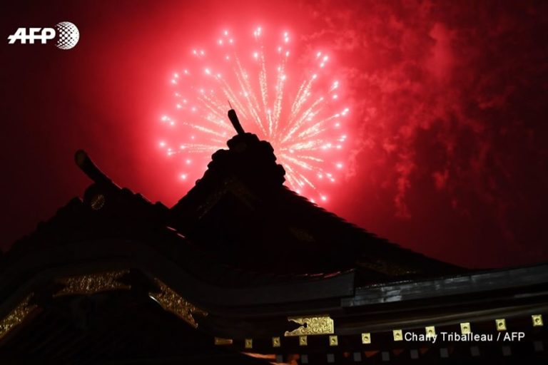 Explozie de artificii în Japonia pentru a ține moralul sus populației