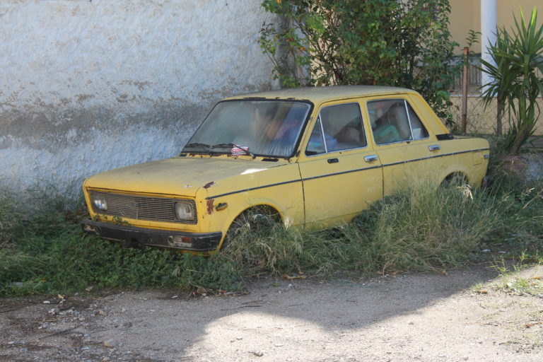 Mașinile abandonate pe drumurile și în parcările publice vor putea fi ridicate