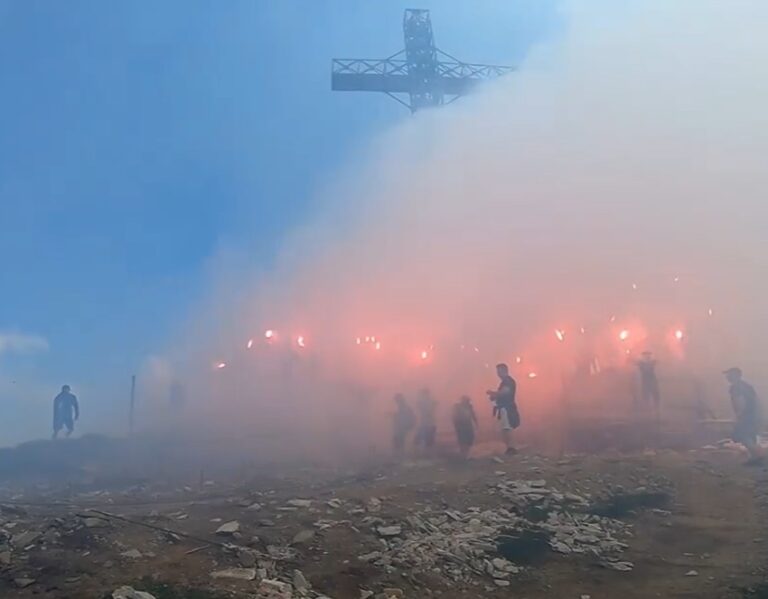 VIDEO Show pirotehnic marca Peluza Sud Steaua chiar pe Crucea de pe Caraiman