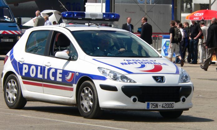 Politie franceza Franta, petrecere ilegala, 2500 particapanti