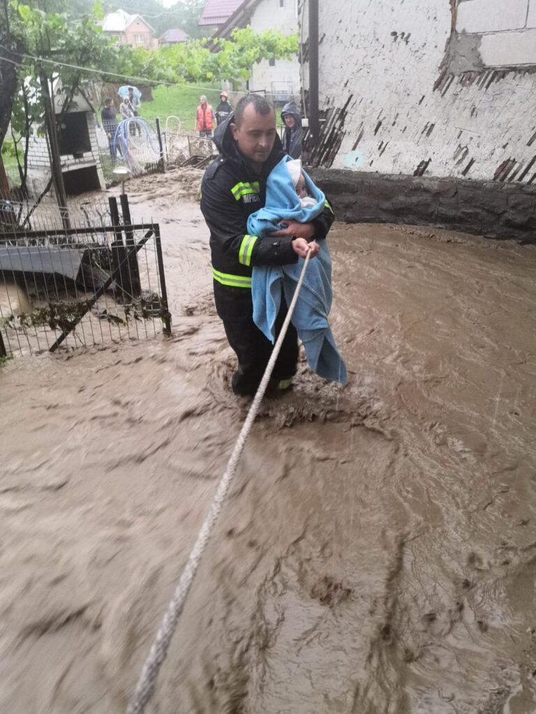 Ministrul Marcel Vela felicită un pompier care a salvat o familie după o viitură puternică