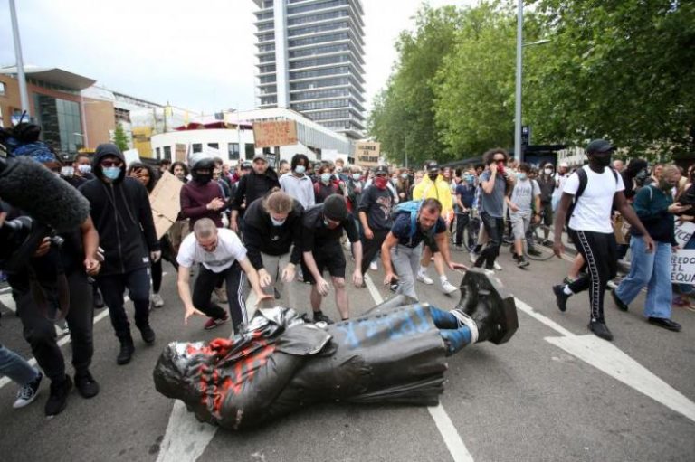 Proteste Marea Britanie: statuia unui fost negustor de sclavi a fost dărâmată și vandalizată