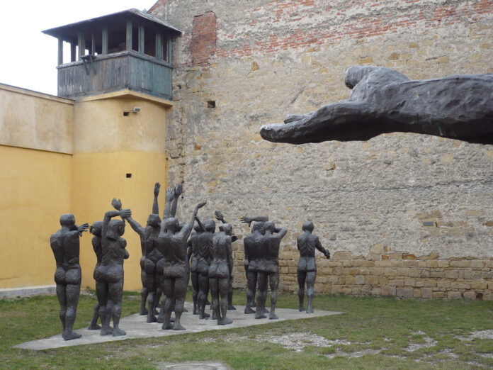 Memorialul Victimelor Comunismului la Sighetul Marmației (sursa: Wikipedia)) Sighetul Marmatiei