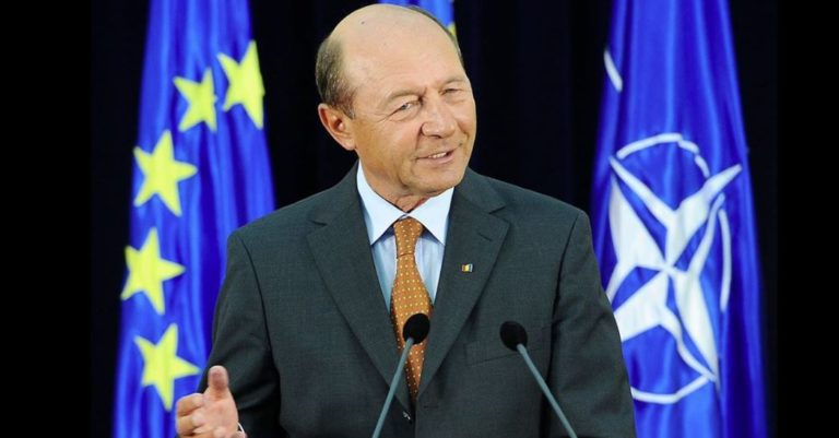 Băsescu, pe Facebook: Nu lăsaţi ţara şi viaţa oamenilor pe mâna lui Arafat. Nu poate acţiona exact şi eficient în condiţii de presiune