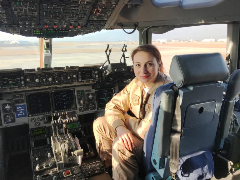 Simona Maierean, prima femeie pilot-comandant de aeronavă în cadrul Heavy Airlift Wing din Europa