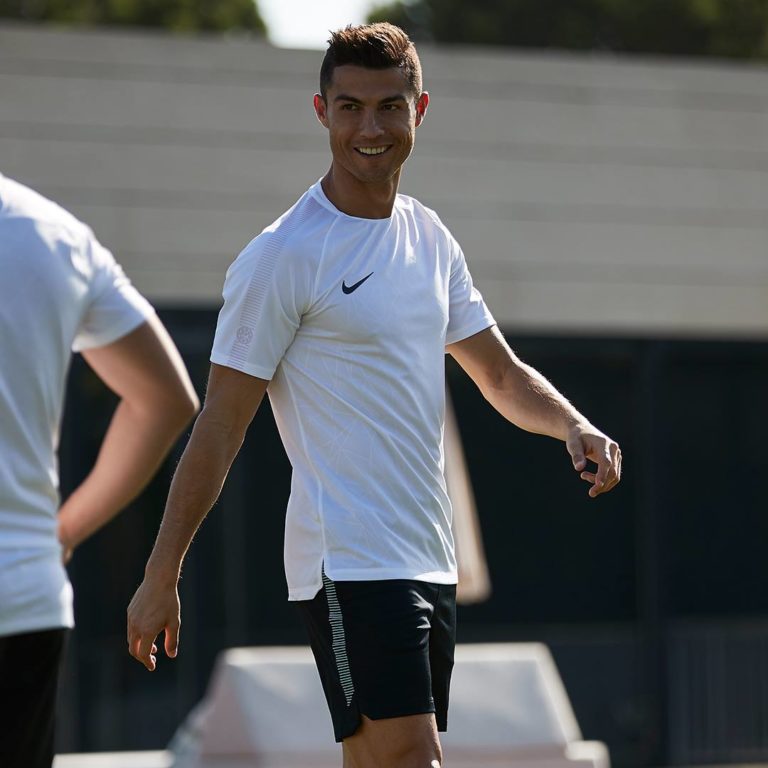 Cristiano Ronaldo este oficial primul fotbalist miliardar