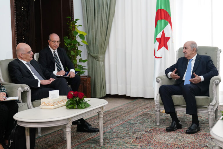 Algeria solicită scuze din partea Franței pentru trecutul colonial