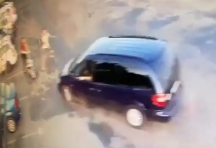 VIDEO Un minor de 15 ani a furat mașina tatălui în Alexandria și a lovit o mamă aflată cu copilul de 2 ani la plimbare