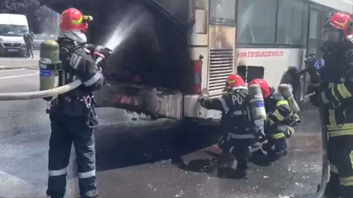 Autobuz în flăcări la Brașov: autobuzul unei firme particulare controversate a luat foc pe stradă