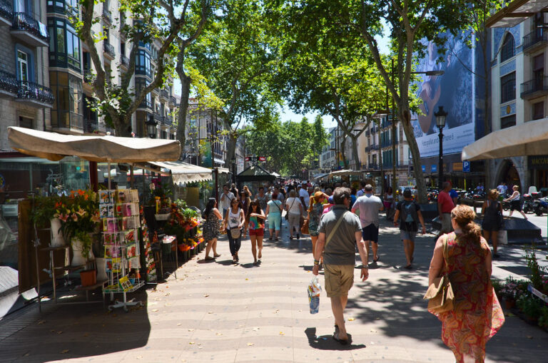 Coronavirus: Barcelona este din nou în carantina / Cinematografele, teatrele şi discotecile se închid, iar capacitatea de primire în baruri şi restaurante va fi de doar 50%