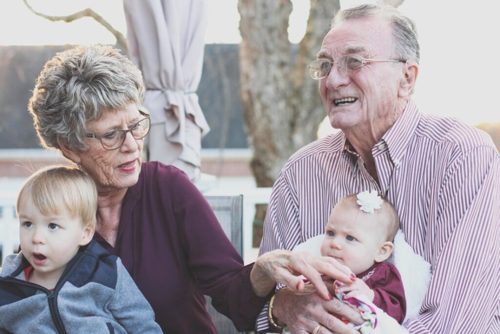 Bunicii ar putea beneficia de 650 de lei dacă părinții se întorc mai repede la muncă după naștere Bunicii ar putea beneficia de 650 de lei dacă părinții se întorc mai repede la muncă după naștere