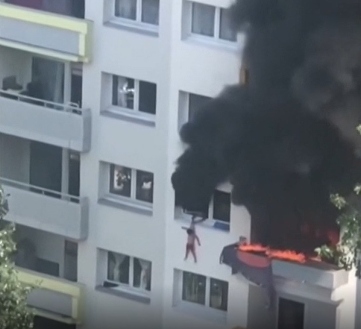 Video șocant: Doi copii sar dintr-un apartament în flăcări