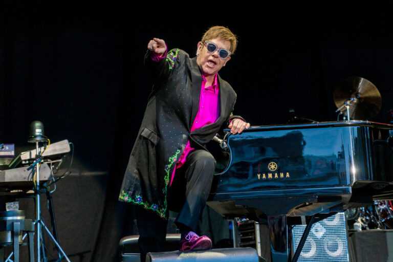 Sir Elton John a fost omagiat de Royal Mint cu o monedă de aur de 1.000 de lire sterline