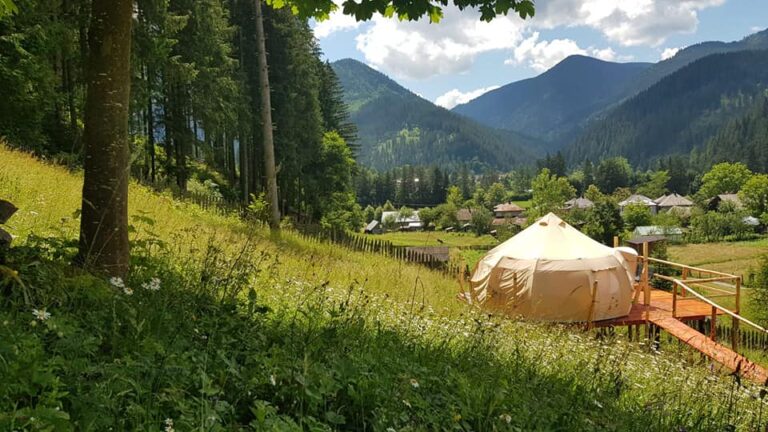 Ultimele tendințe în materie de vacanțe: glamping în Bucovina / Ce presupune și cât costă un sejur