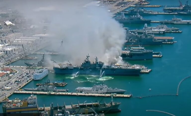 VIDEO Incendiu uriaș în San diego, SUA, la o navă militară amfibie / Cel puțin 21 de răniți după explozia care a cauzat incendiul