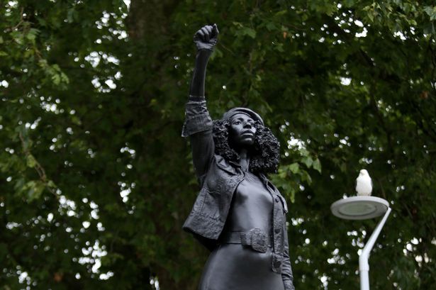 Statuia negustorului de sclavi Edward Colston înlocuită cu sculptura protestatarei „Black Lives”, Jen Reid