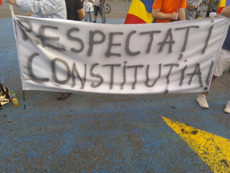 Încă o zi de protest în Piața Victoriei împotriva legii carantinei și a Guvernului / Două persoane au fost amendate