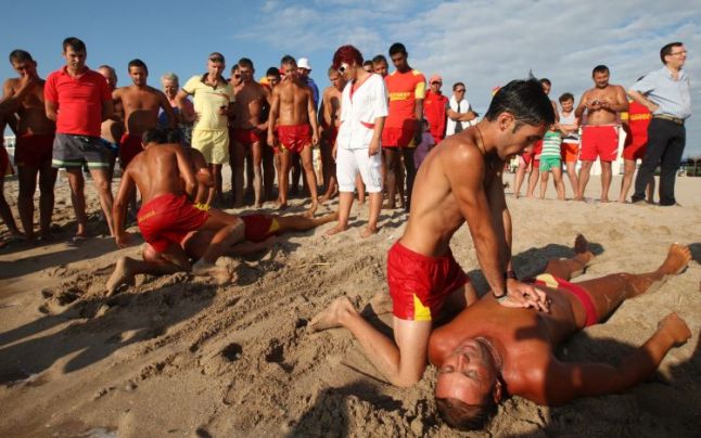 Pe litoral, turiștii se înghesuie în apă, deși e steagul roșu arborat