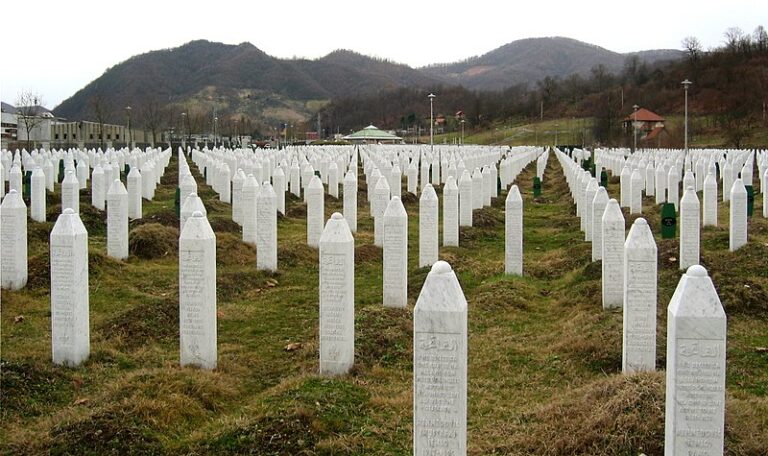 Srebrenica: Bosnia marchează 25 de ani de la masacru