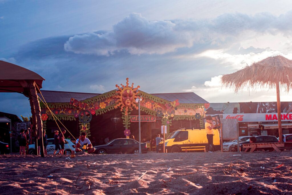 Coronavirus: Un proprietar din Vama Veche a decis închiderea terasei din cauza evoluției negative a pandemiei din România Coronavirus: Un proprietar din Vama Veche a decis închiderea terasei din cauza evoluției negative a pandemiei din România