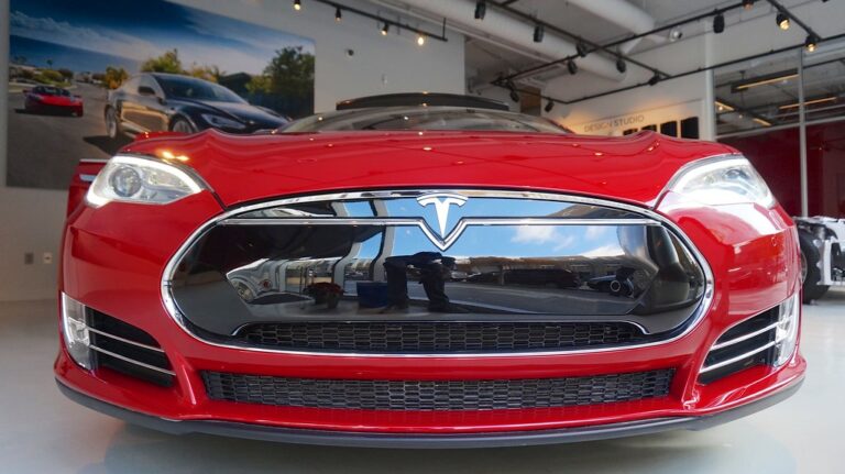 Elon Musk anunță automobile Tesla total autonome până la sfârșitul lui 2020