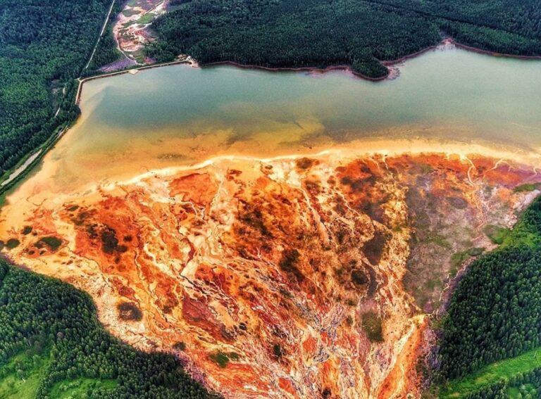 Imagini impresionante în Rusia / Râuri poluate lângă o mină de cupru inundată din Munții Ural