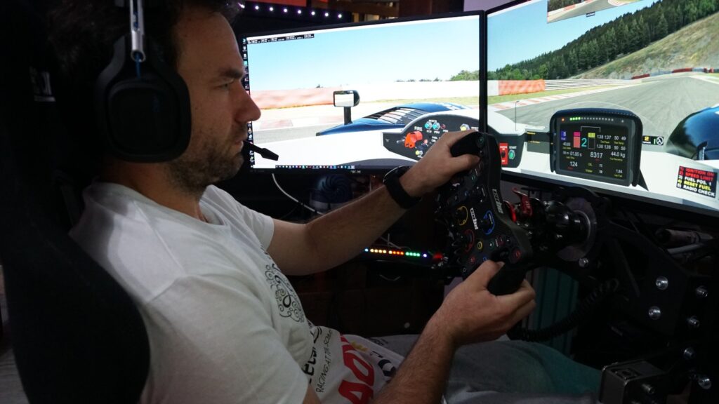 Reportaj: Florin Mergea, vicecampion olimpic la tenis în proba de dublu din 2016 se pregătește de o cursă de 24 ore la un simulator auto Reportaj: Florin Mergea, vicecampion olimpic la tenis în proba de dublu din 2016 se pregătește de o cursă de 24 ore la un simulator auto