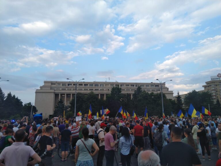 LIVEVIDEO A doua zi de proteste în Piața Victoriei împotriva guvernului Orban și a legii carantinei