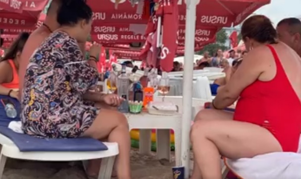 VIDEO Semințe aruncate pe jos și șampanie scumpă pe o plajă din Mamaia