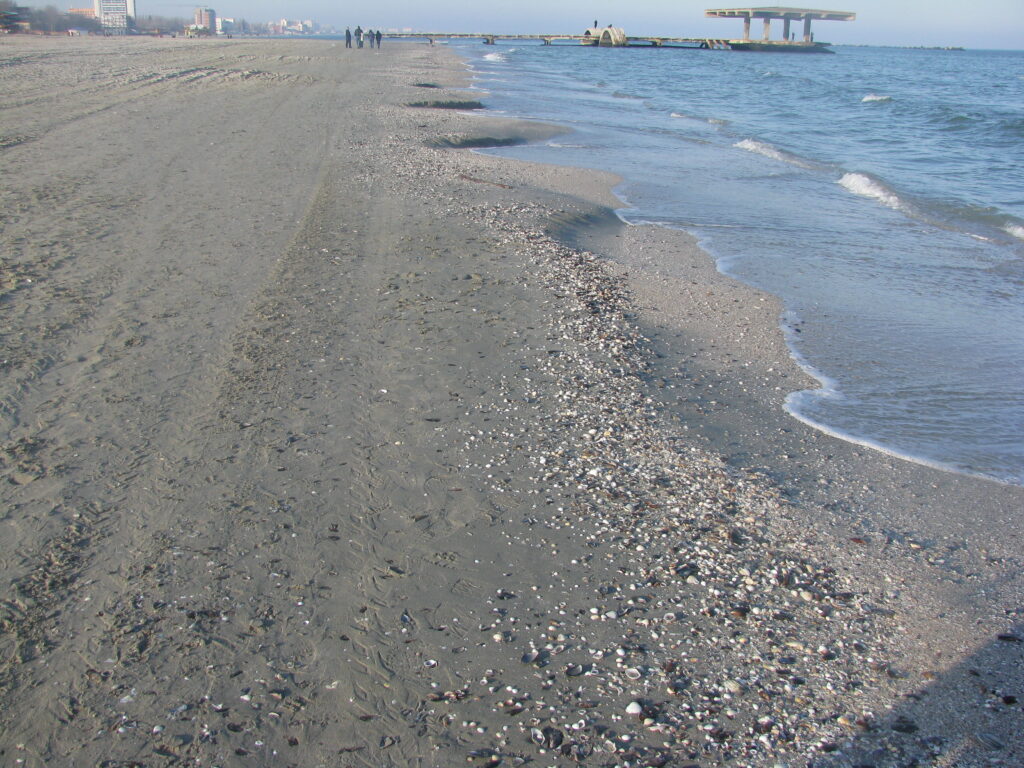 Șase persoane salvate de la înec în Mangalia, un bărbat a decedat Șase persoane salvate de la înec în Mangalia, un bărbat a decedat