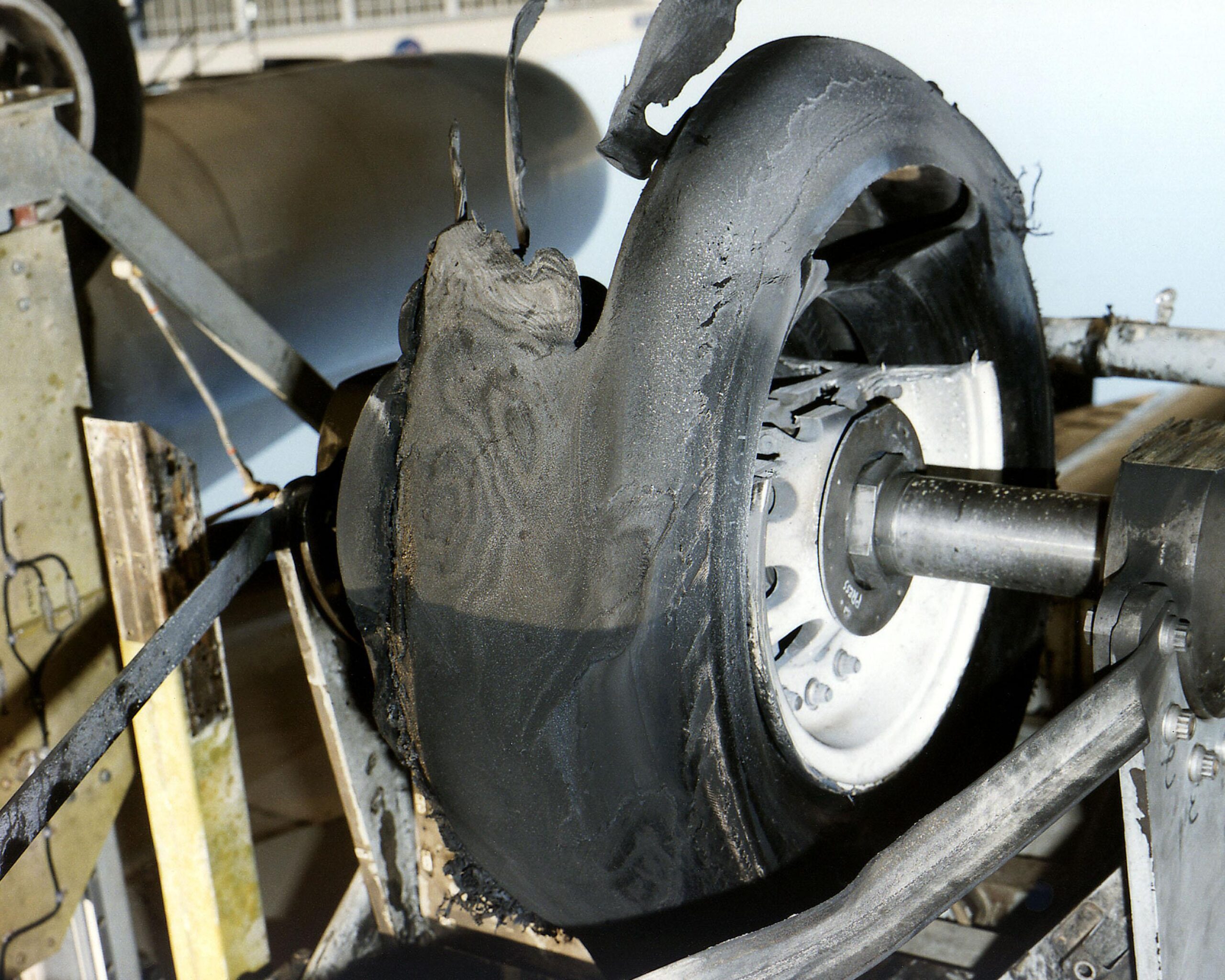 Panica pe DN69: Cauciucul unui tir care transporta azotat de amoniu a explodat