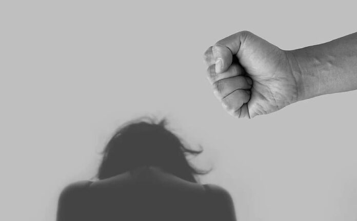 Bacău bărbat sechestrat violat fată 13 ani 8 luni