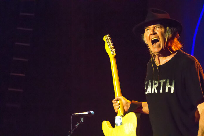 Donald Trump dat în judecată de Neil Young pentru încălcarea drepturilor de autor