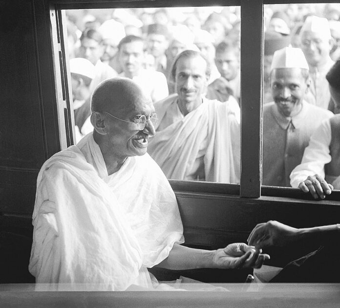 Mahatma Gandhi ochelarii lui Gandhi vanduti la licitatie