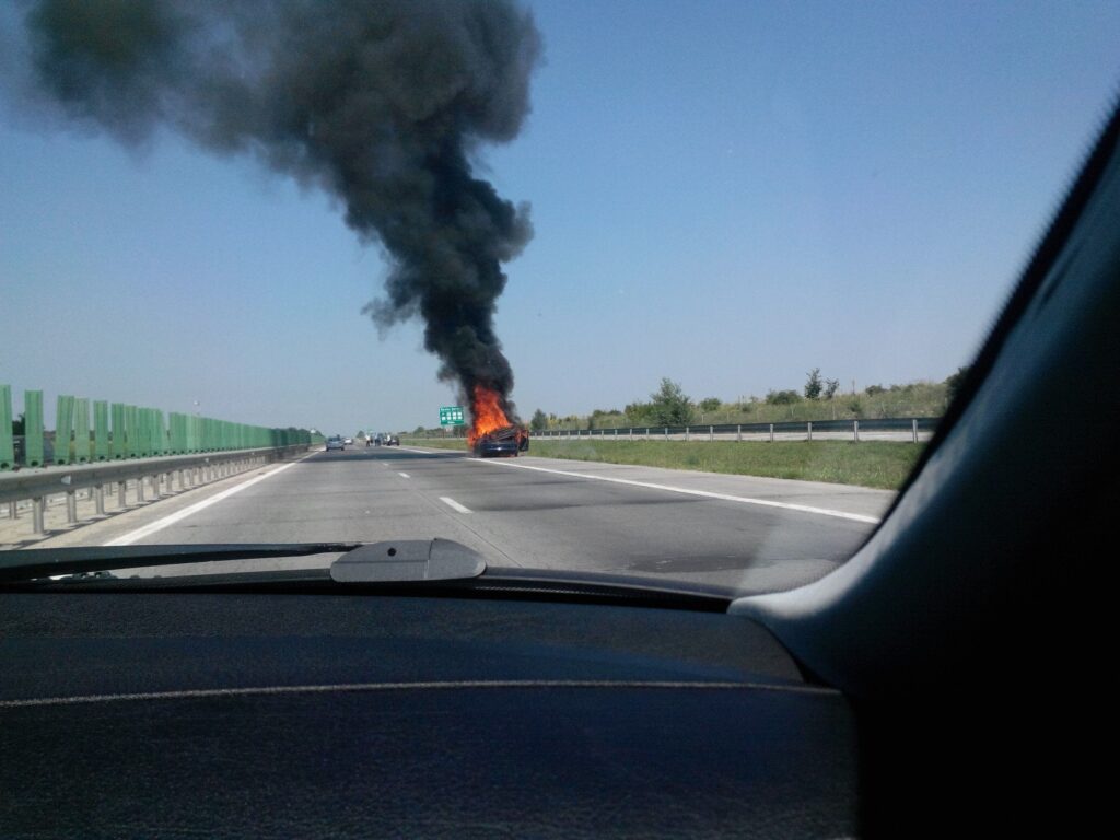Mașină în flăcări pe Autostrada Soarelui / Cozi și mai mari spre mare